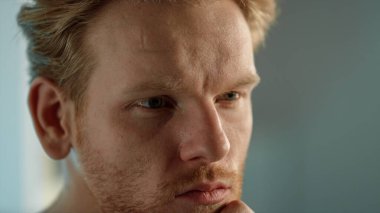 Maç izleyen düşünceli bir adam. Gergin spor taraftarları sonuçlar için endişelenir. Stresli kızıl müdür haber e-postalarını sosyal medyada okuyor. Sinirli sakallı öğrenci üniversite sınavlarını kontrol ediyor..