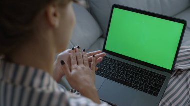 Freelancer kanepenin üzerinde yeşil ekran bilgisayarıyla sohbet ediyor. Arkadaşınla internette kız kıza sohbet et. Tanımlanamayan yönetici, uzak ofisteki bilgisayarını kullanarak görüntülü arama yapıyor. Karantina ile ilgili iş görüşmesi.