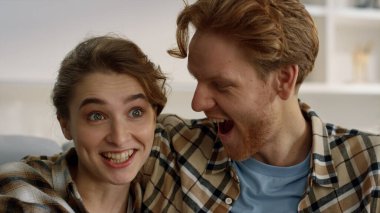 Mutlu çift evde televizyon seyrediyor. Etkilenmiş aile, hafta sonları film platformunun keyfini çıkarıyor. Güzel aşıklar akşamı geçirirler. Heyecanlı kızıl saçlı adam, sarılıyor, gülümseyen kız kanepede rahatlıyor..