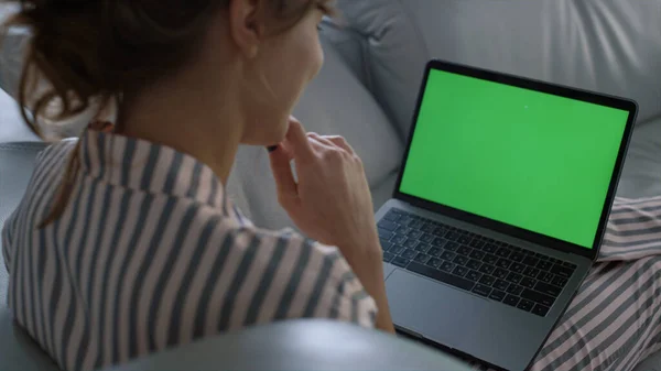 Student Rozmawiający Online Chroma Key Laptop Zbliżeniem Rodziny Dziewczyna Odpoczynek — Zdjęcie stockowe
