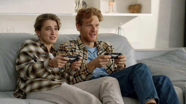 Freunde Beim Videospiel Wohnzimmer Glückliche Familienpaare Genießen Den Wettbewerb Ginger — Stockfoto