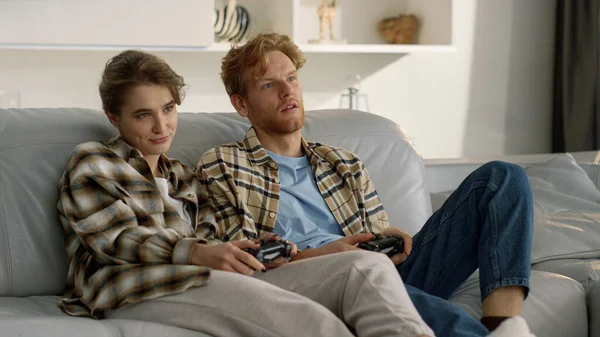 Onnellinen Pari Jolla Joysticks Menettää Videopeli Hermostuneet Pelaajat Lepäävät Sohvalla — kuvapankkivalokuva