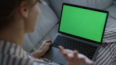 Evinde elinde yeşil laptop sallayan bir kadın. Öğrenci video görüşmesi aile hafta sonu. Bilinmeyen iş kadını, iş arkadaşlarıyla sohbet ediyor. Kız arkadaş online randevudan hoşlanır. Sosyal uzaklık kavramı