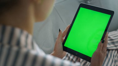 Elinde pijamayla dinlenen biri var. Yakın plan. Sabah keyfi vakti. Tanınmayan yaratıcı tasarımcı hafta sonu evde krom anahtar ekranını kontrol ediyor. Kız izleme çevrimiçi yayın hizmeti günlüğü