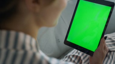 Kız Chroma Tablet 'i arıyor. Kanepede arkadaşınla konuşan tanınmamış bir kadın. Yeşil ekranı tutan bilinmeyen yönetici uzaktan çalışıyor. Evde online randevusu olan dijital bilgisayar kullanan öğrenci.