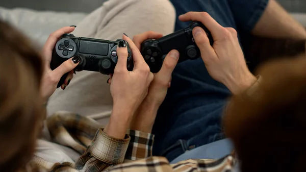 Pärchenhände Steuerknüppel Nahaufnahme Menschen Die Spaß Haben Spielen Videospiele Unbekannte — Stockfoto