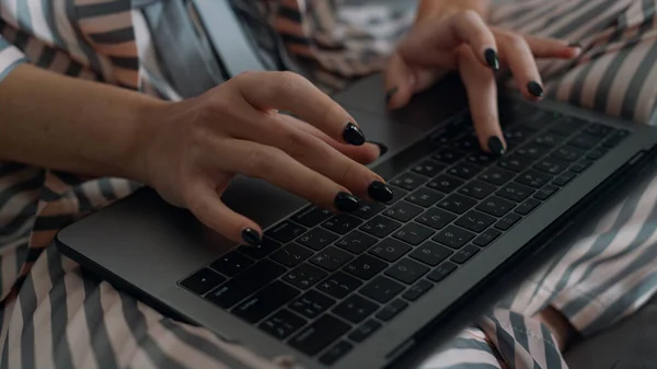 Mani Giornalistiche Usando Computer Portatile Primo Piano Dell Ufficio Remoto — Foto Stock