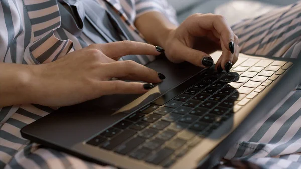 Manager Werkt Laptop Overuren Pyjama Close Meisje Handen Typen Toetsenbord — Stockfoto