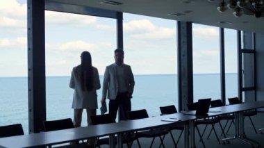 Stresli iş ortakları güzel bir panorama penceresinde sözleşme kağıtlarını tartışıyorlar. İki sinirli yönetici kahve molasında buluşmayı tartışıyor. Aile fertleri boşanma belgelerini avukatlık ofisinde konuşuyor.