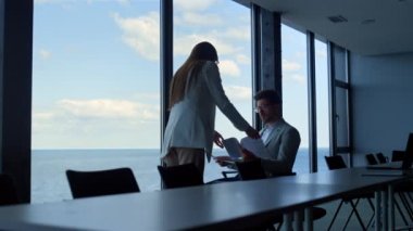 İş kadını konferans salonunda CEO evraklarını gösteriyor. Sekreter panorama pencereli odadan çıkıyor. Başarılı yönetici, Marine View 'daki sözleşme detaylarını kontrol ediyor. İş anlaşması konsepti