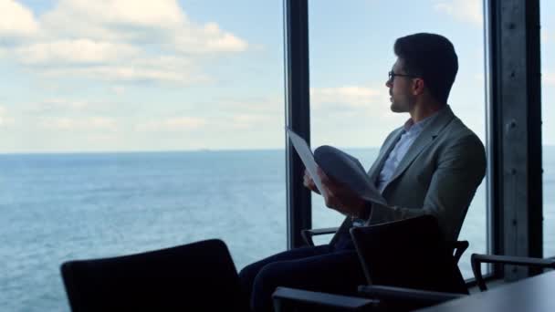 Adamı Deniz Manzarasında Sözleşmeli Kağıtları Okuyor Düşünce Yöneticisi Panorama Penceresindeki — Stok video