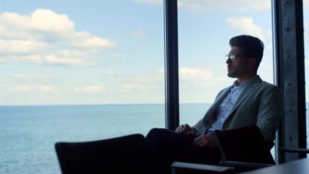 Молодой Бизнесмен Смотрит Панорамное Окно Тщательный Человек Рассматривает Проблемы Видом — стоковое видео