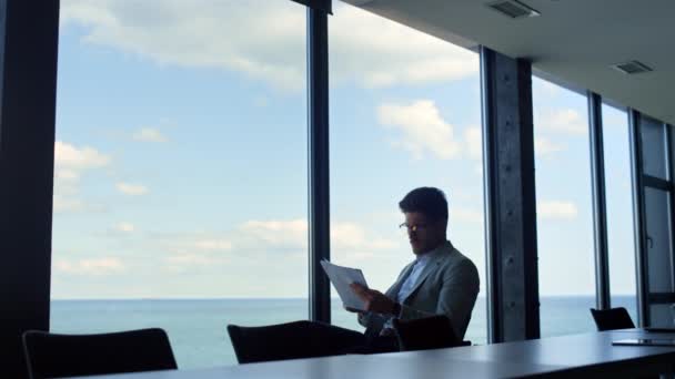 Deniz Manzarası Penceresinde Sözleşmeli Kağıtları Inceleyen Bir Avukat Konferans Salonunda — Stok video