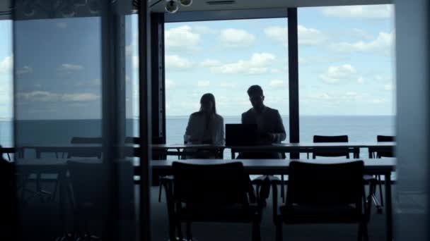 Business Team Silhouetten Sprechen Meer Wolken Blick Zwei Manager Arbeiten — Stockvideo