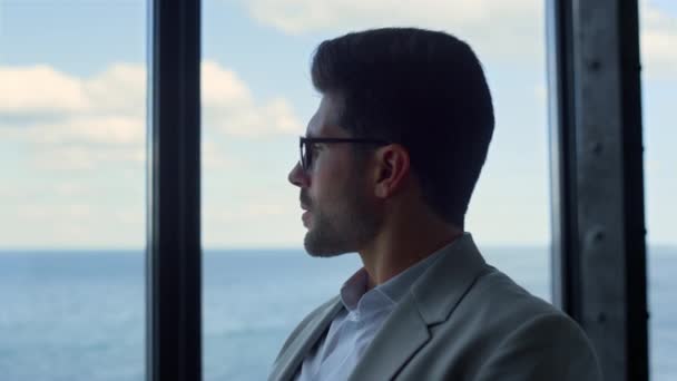 Розроблений Хлопець Дивиться Вікно Розглядаючи Бізнес Морській Панорамі Крупним Планом — стокове відео
