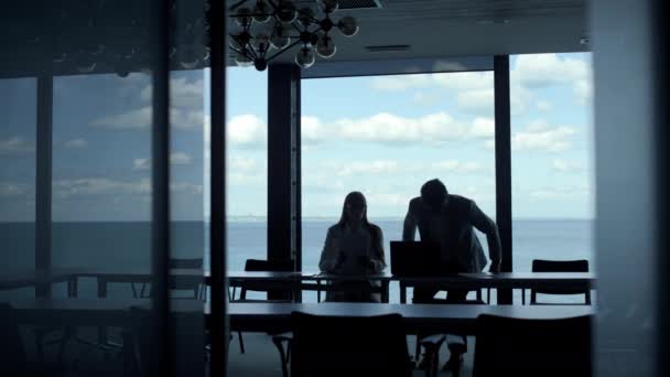 Deux Silhouettes Serrant Main Dans Hall Moderne Partenaires Commerciaux Quittant — Video