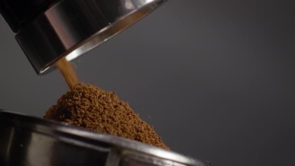 Elektrische Mühle Die Kaffeepulver Mahlen Aromatische Bohnen Filterhalter Aus Nächster — Stockvideo