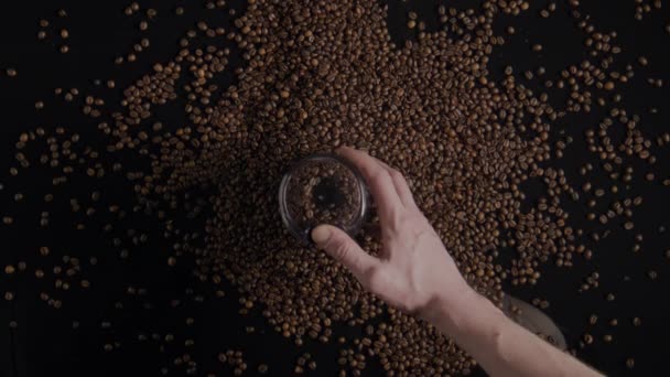 Man Hand Houden Elektrische Koffiemolen Verspreide Zaden Achtergrond Close Bovenaanzicht — Stockvideo