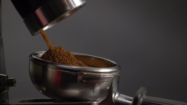 Preparing Ground Coffee Electric Grinder Close Aromatic Powder Pouring Portafilter — Stockvideo