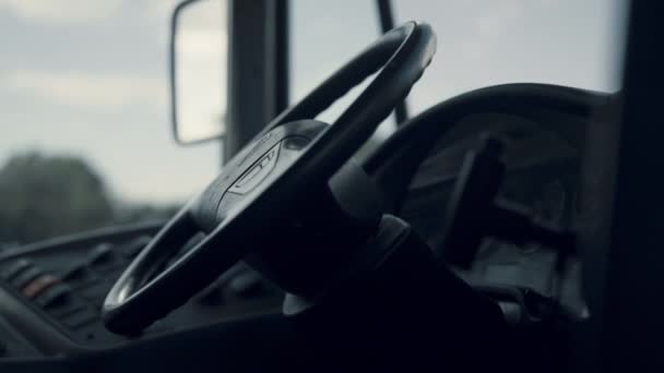 Чёрный Шлем Школьного Автобуса Водителя Вид Руль Пустом Салоне Школьного — стоковое видео