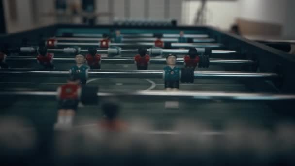 Detailní Záběr Miniaturních Plastových Figurek Fotbalovém Stole Neznámé Děti Ruce — Stock video
