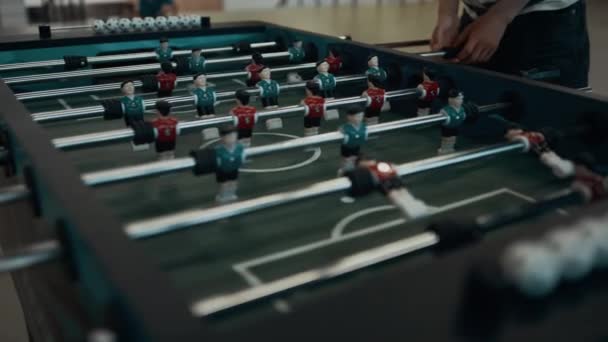 Zblízka Foosball Herní Stůl Miniaturní Plastové Figurky Neznámý Energický Chlapec — Stock video