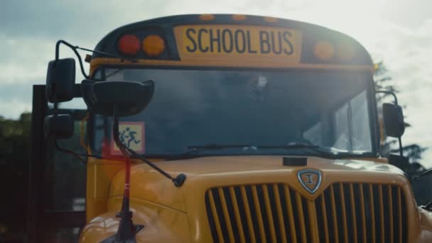 Schulbusvorderseite Bleibt Auf Leerem Parkplatz Stehen Kinder Mit Gelben Schildern — Stockvideo