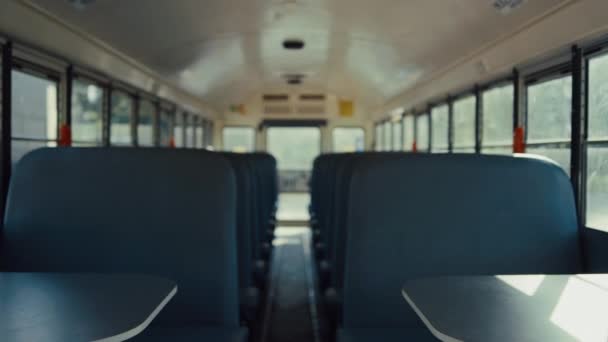 Los Asientos Cómodos Vacíos Colocan Interior Del Autobús Escolar Durante — Vídeos de Stock