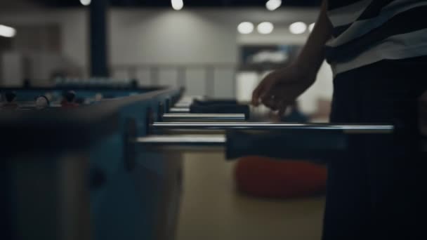 Энергичный Мальчик Руки Играют Настольный Футбол Крупным Планом Непризнанный Активный — стоковое видео