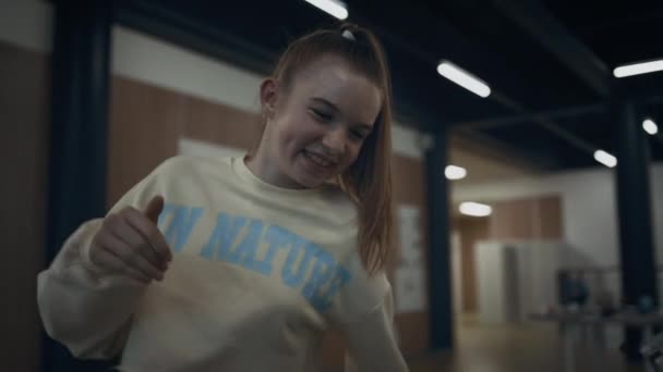 Joyful Menina Escola Feliz Jogando Futebol Mesa Closeup Aluna Excitada — Vídeo de Stock