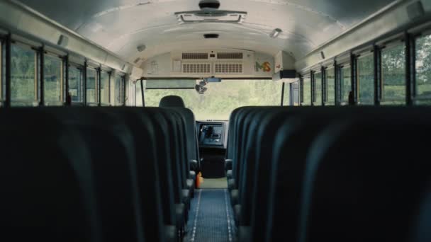 Asientos Negros Pasillo Vacíos Moderno Autobús Escolar Cómodo Interior Del — Vídeo de stock