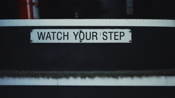 小心你的踏步警告标志校车 让孩子们注意安全密闭 楼梯上印有学生运输字样的金属板 小木屋内设有楼梯的校巴入口景观 — 图库视频影像