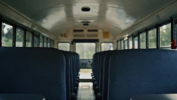 Salón Autobuses Escolares Vacío Con Cómodos Asientos Azules Cerca Vista — Vídeos de Stock