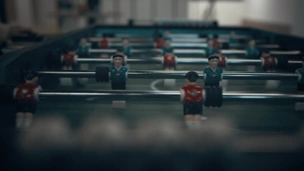 Plastikowe Miniaturowe Piłkarzyki Wirujące Stole Bliska Nierozpoznani Energiczni Chłopcy Wyciągają — Wideo stockowe