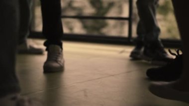 Kapalı çocuk bacakları koridorda grup halinde duruyor. Çeşitli zorbalar dışlanmış insanları itiyor. Tanımlanamayan agresif gençler okul koridorunda sınıf arkadaşını dövüyor. Ergenlik şiddeti sorunu.