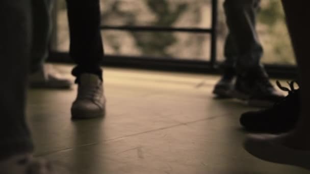 Zbliżenie Dzieci Nogi Stojące Grupy Podłodze Holu Zróżnicowane Łobuzy Popychające — Wideo stockowe