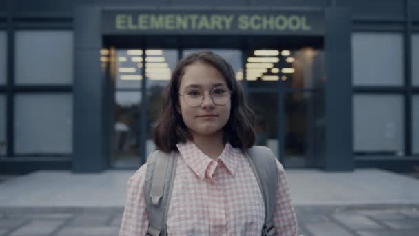 Serieus Schoolmeisje Dat Alleen Het Schoolplein Staat Schattige Verlegen Tiener — Stockvideo