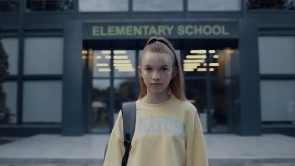 Портрет Милой Девочки Младшего Возраста Позирующей Входа Школу Красивая Школьница — стоковое видео