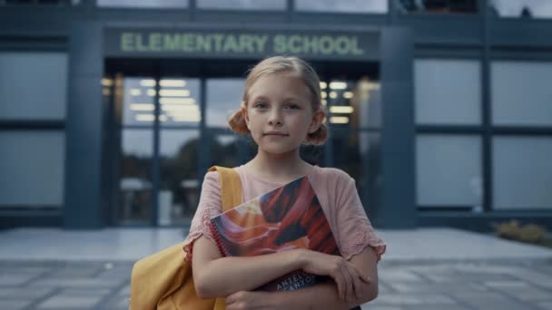 Милая Маленькая Школьница Позирует Дверей Кампуса Крупным Планом Портрет Блондинки — стоковое видео