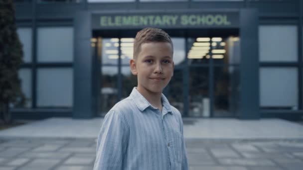 Lindo Niño Sonriente Edad Primaria Pie Entrada Escuela Solo Cerca — Vídeos de Stock