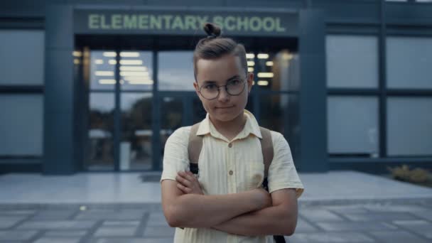 Netter Kerl Grundschulalter Posiert Allein Auf Dem Schulhof Großaufnahme Ein — Stockvideo