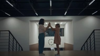 İki neşeli gülümseyen kız el çırpıyor. Gözlüklü neşeli ergen öğrenci arkadaşınla boş zamanın tadını çıkar. Mutlu öğrenciler okulda pasta oyunu oynarken eğleniyorlar. Tasasız çocukluk.