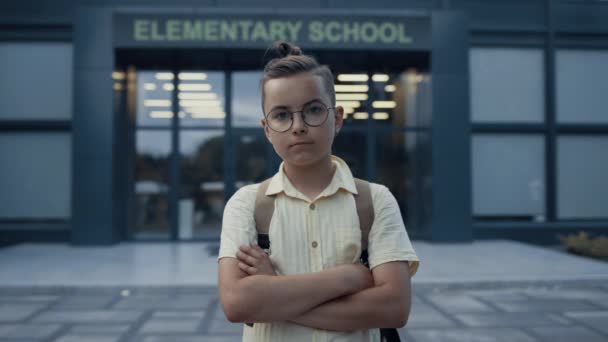 Ernsthafter Junge Grundschulalter Der Allein Schuleingang Steht Teenager Schüler Mit — Stockvideo