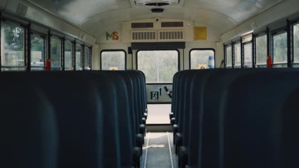 Interiér Amerického Školního Autobusu Zůstává Parkovišti Zblízka Prázdný Vzdělávací Bezpečnostní — Stock video