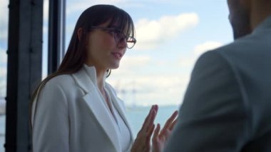 Panorama penceresindeki projeyi tartışan yakın arkadaşlar. Odaklanmış kadın konuşuyor. Bilgiyi açıkla. Bilinmeyen ortak CEO 'yu sakinleştir. Çekici iş kadını profesyonel takım elbiseli yatırımcı müşteriyle tanış