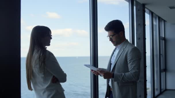 Jefe Discutiendo Informe Marketing Con Mujer Negocios Estresada Ventana Panorámica — Vídeos de Stock