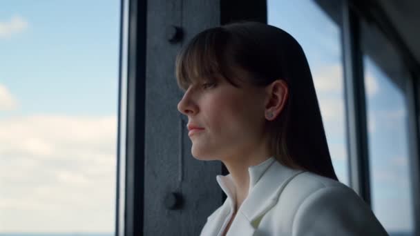 Düşünceli Kadını Pencereye Yakından Bakıyor Başarılı Ceo Lar Sorunları Ele — Stok video
