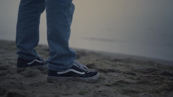 Unerkennbare Männerbeine Turnschuhen Stehen Ufer Des Meeres Nahaufnahme Mann Blauen — Stockvideo