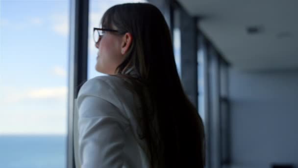 Podnikatelka Stresu Dívá Zblízka Okna Unavený Manažer Považuje Problémy Odpočinkem — Stock video
