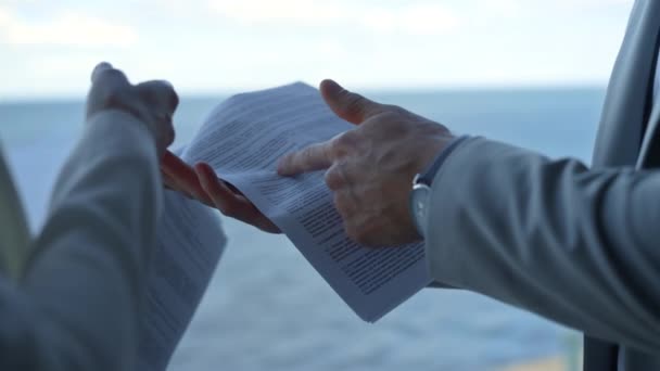在海上查看合同细节的人 手握指向文件特写 未经认可的业务经理讨论分析项目协议 老板专业检查营销报告 — 图库视频影像